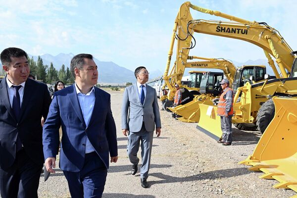 Президент Садыр Жапаров сегодня передал Министерству транспорта и коммуникаций КР 265 единиц новой спецтехники - Sputnik Кыргызстан