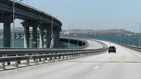 Автомобиль движется по Крымскому мосту. Архивное фото - Sputnik Кыргызстан