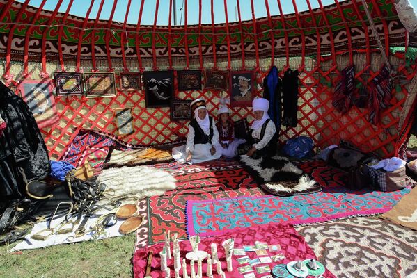 Мастера привезли национальные украшения, предметы интерьера и другие изделия из экологичных материалов - Sputnik Кыргызстан