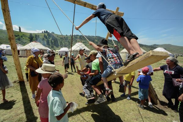 Дети катаются на кыргызской качели селкинчек  - Sputnik Кыргызстан
