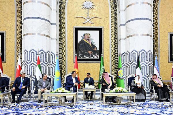 Президент Сауд Арабиянын падышасы Салман бин Абдулазиз Аль Сауддун чакыруусу менен барган - Sputnik Кыргызстан