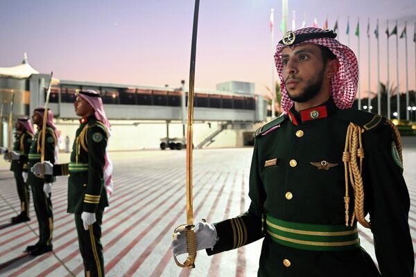 Президент Садыр Жапаровдун борту Сауд Арабиянын Жидда шаарындагы эл аралык аэропортко конду - Sputnik Кыргызстан
