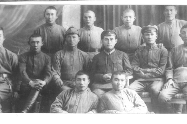 Группа кыргызских курсантов Объединенной национальной военной школы (Ташкент, 1926 год) - Sputnik Кыргызстан