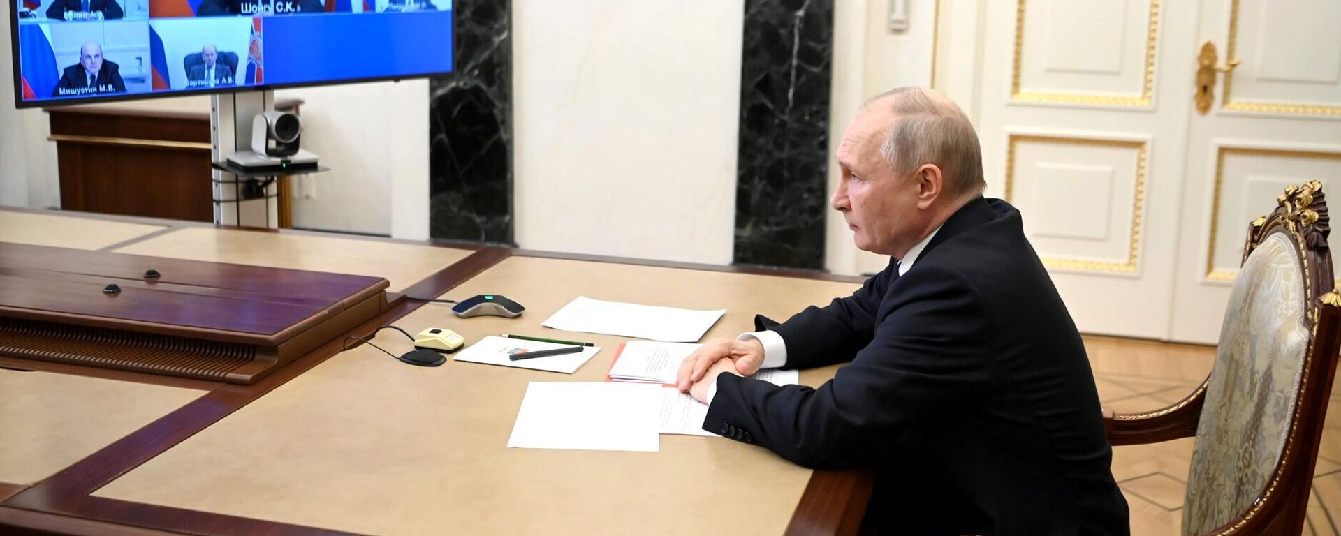 Президент России Владимир Путин выступил на оперативном совещании с постоянными членами Совета безопасности - Sputnik Кыргызстан, 1920, 21.07.2023