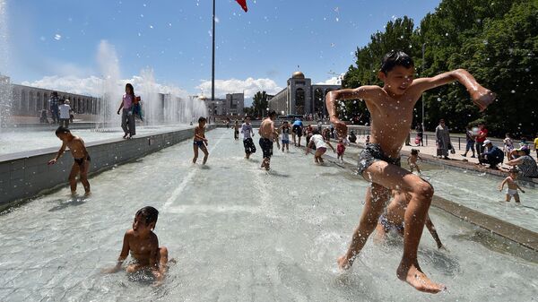 Дети играют в фонтане на площади Ала-Тоо в Бишкеке. Архивное фото - Sputnik Кыргызстан