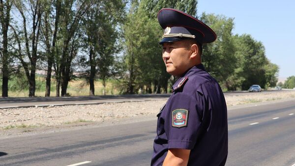 Сотрудники ГУОБДД  во время патрулирования безопасности дорожного движения, следующих на Иссык-Куль. - Sputnik Кыргызстан