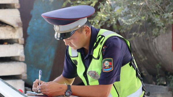 Инспектор ГУОБДД во время беседы. Архивное фото - Sputnik Кыргызстан