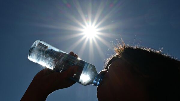 Ребенок пьет воду из бутылки под палящим солнцем. Архивное фото - Sputnik Кыргызстан