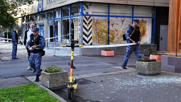Сотрудники полиции работают на месте происшествия на Комсомольском проспекте, где произошла атака беспилотника. - Sputnik Кыргызстан