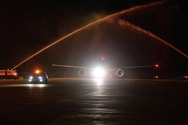 В международном аэропорту &quot;Манас&quot; 23 июля торжественно встретили водяной аркой первый регулярный рейс из Баку - Sputnik Кыргызстан