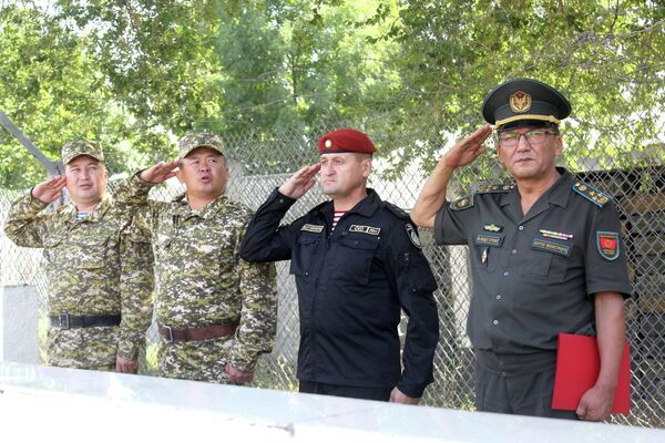 В течение недели наши военнослужащие будут отрабатывать с узбекскими коллегами вопросы подготовки подразделений спецназначения - Sputnik Кыргызстан