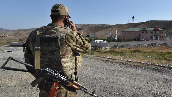 Кыргызский военнослужащий перед пограничной заставой в селе Мин-Булак. Архивное фото - Sputnik Кыргызстан