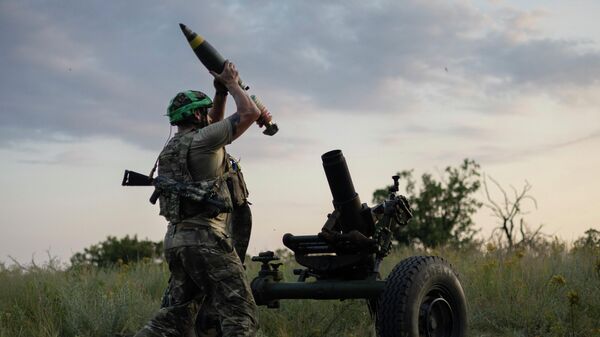 Украинский военнослужащий ведет огонь из 122-мм миномета, недалеко от Артемовска - Sputnik Кыргызстан