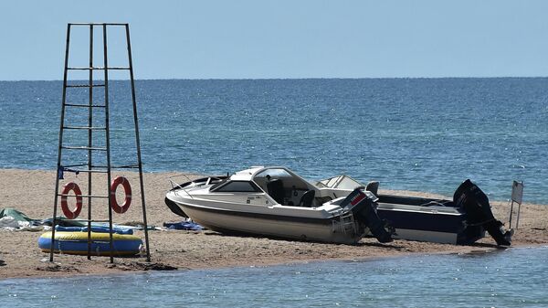 Моторные лодки и баллон таблетка на пляже озера Иссык-Куль - Sputnik Кыргызстан