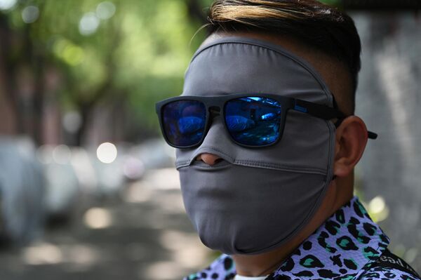 Мужчина в маске для защиты от солнца (Китай) - Sputnik Кыргызстан