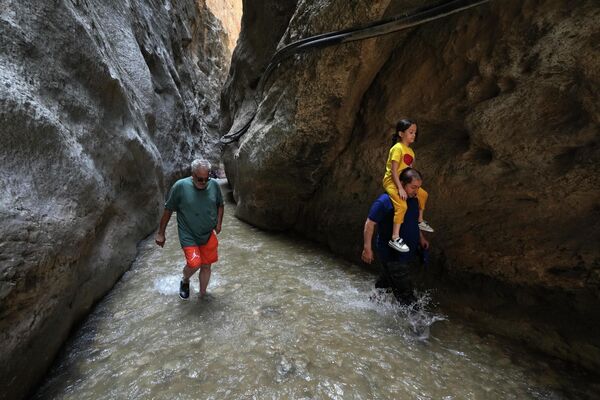 Люди прогуливаются по горной реке в каньоне Танге-Ваши (Иран) - Sputnik Кыргызстан