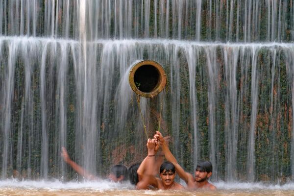 Молодые люди купаются в водопаде (Пакистан) - Sputnik Кыргызстан