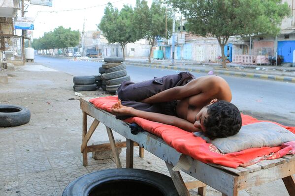Мужчина спит в жару на улице (Йемен) - Sputnik Кыргызстан