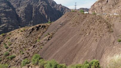 Машина упала в пропасть на участке дороги в Джалал-Абадской области 