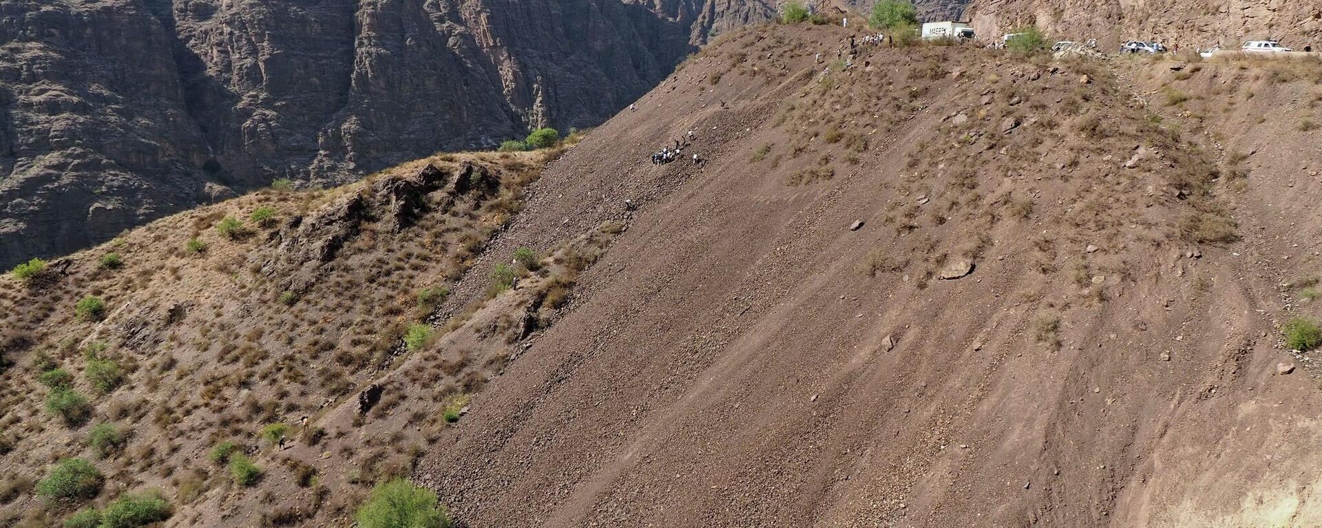 Машина упала в пропасть на участке дороги в Джалал-Абадской области  - Sputnik Кыргызстан, 1920, 21.04.2026