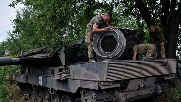 Украиналык аскерлер Запорожье облусунда Леопард-2 танкын оңдоп жатышат - Sputnik Кыргызстан