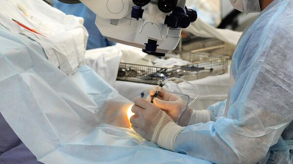 Врач - офтальмолог проводит операцию по удалению катаракты. Архивное фото - Sputnik Кыргызстан