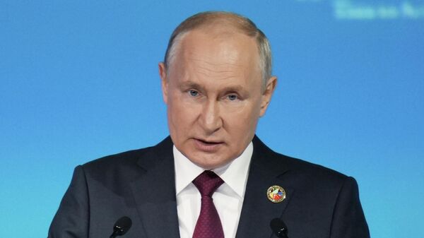 Президент РФ Владимир Путин выступает на пленарном заседании II Cаммита и форума Россия - Африка  - Sputnik Кыргызстан