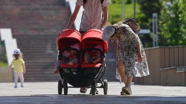 Семья с детьсми гуляют по парку. Архив  - Sputnik Кыргызстан