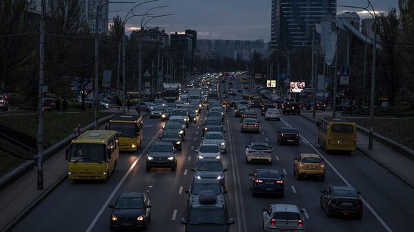 Автомобили во время отключения электроэнергии в центре Киева. Архивное фото - Sputnik Кыргызстан