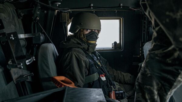 Солдаты ССО Азов едут на бронированном американском автомобиле Hummer под Бахмутом. Архивное фото - Sputnik Кыргызстан