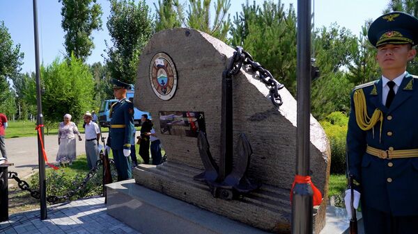 В Бишкеке открыли памятник ветеранам Военно-морского флота — видео - Sputnik Кыргызстан