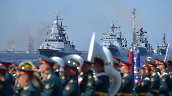 Корабли на параде, посвященном Дню Военно-морского флота в акватории Финского залива в Кронштадте. - Sputnik Кыргызстан