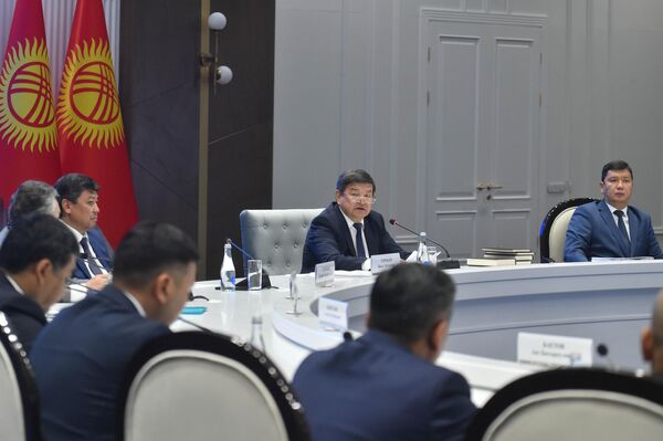 Глава кабмина Акылбек Жапаров провел совещание в Чолпон-Ате с участием руководителей госорганов и органов местной власти - Sputnik Кыргызстан