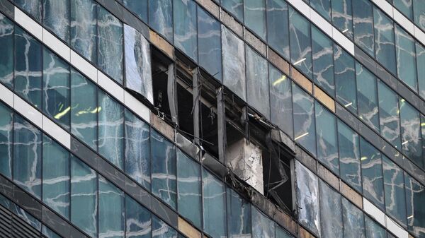 Повреждения и разбитые стекла в башне делового центра Москва-сити в результате атаки украинских беспилотников. Архивное фото - Sputnik Кыргызстан
