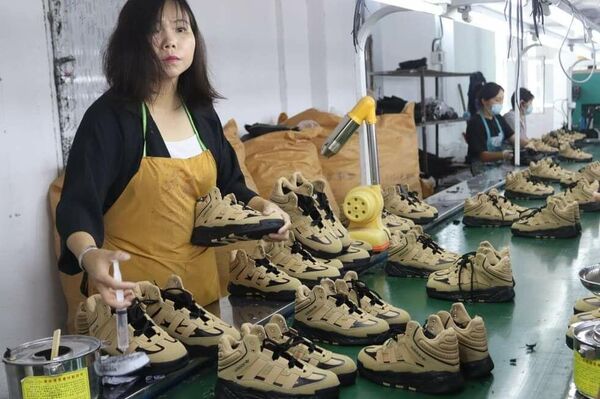 Ежедневно здесь выпускают около 2 000 пар спортивной обуви. - Sputnik Кыргызстан