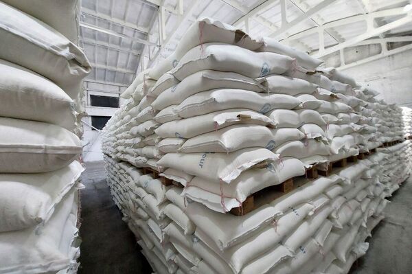 Всего на склады в Бишкеке и Оше должно поступить 1 397 тонн продовольствия - Sputnik Кыргызстан
