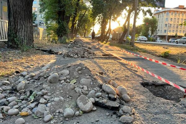 Власти Бишкека пресекли захват муниципальной земли на улице Медерова, возле ресторана &quot;Золотой дракон&quot; - Sputnik Кыргызстан