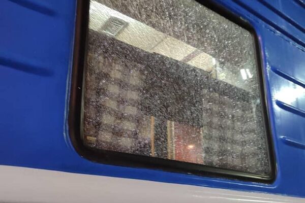 Неизвестные люди разбили окна в нескольких вагонах поезда, который курсирует по маршруту Бишкек — Балыкчи - Sputnik Кыргызстан