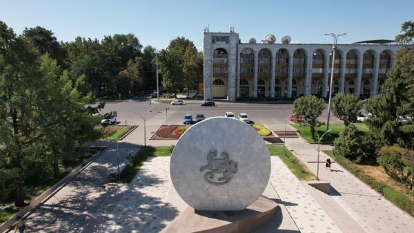 Памятник Бишкек-баатыру на площади Ала-Тоо в Бишкеке. Архивное фото - Sputnik Кыргызстан