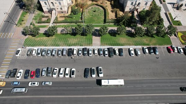 Вид с дрона на припаркованные машины на площади Ала-Тоо - Sputnik Кыргызстан