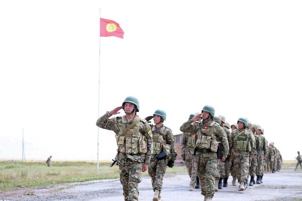 Кыргызстандын Куралдуу күчтөрүнүн 31-июлдан 18-августка чейин Түштүк-Батыш оперативдик командачылыгынын артиллериялык бөлүкчөлөрүнүн талаа жыйындары уюштурулган - Sputnik Кыргызстан