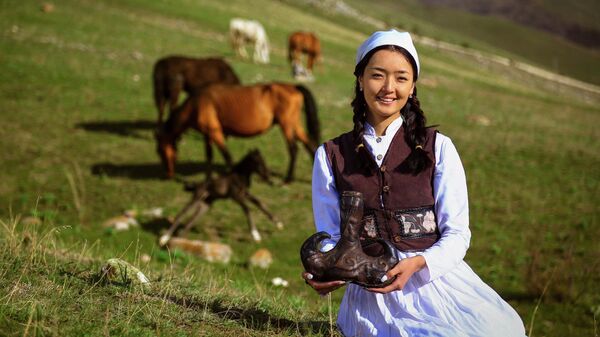 Девушка в национальной одежде с бурдюком кымыза - Sputnik Кыргызстан