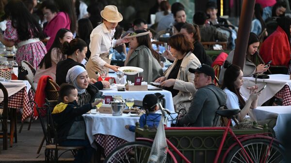 Люди сидят на открытой веранде кафе. Архивное фото - Sputnik Кыргызстан