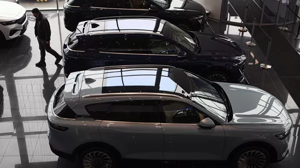 Кытайлык электромобилдер унаа салонунда. Архив - Sputnik Кыргызстан