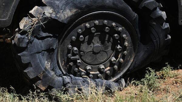 Порванное колесо грузовика. Иллюстративное фото - Sputnik Кыргызстан