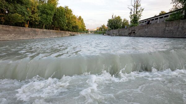 Вид на воду в канале Ала-Арча в Бишкеке. Архивное фото  - Sputnik Кыргызстан
