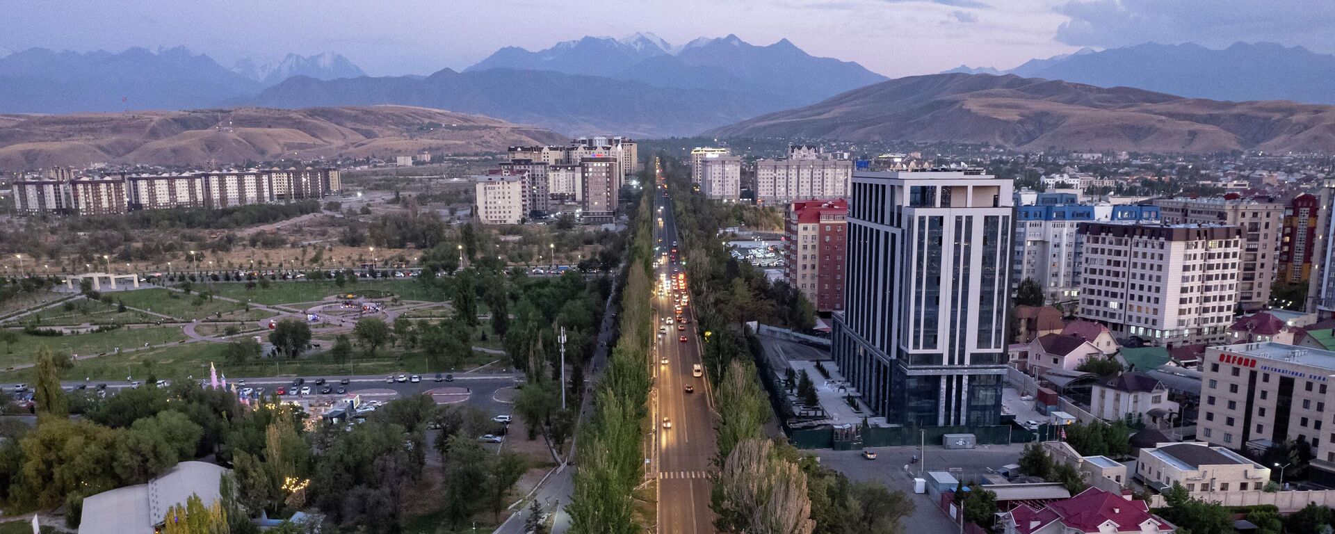 Автомобили едут по проспекту Айтматова в Бишкеке на закате. Архивное фото - Sputnik Кыргызстан, 1920, 14.08.2023