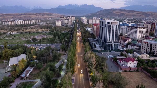 Автомобили едут по проспекту Айтматова в Бишкеке на закате. Архивное фото - Sputnik Кыргызстан