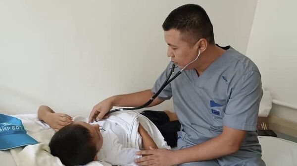 Операция 10-летнему мальчику, который проглотил  канцелярский гвоздик в Оше - Sputnik Кыргызстан