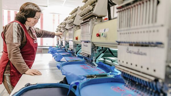 Сотрудница швейного цеха. Архивное фото - Sputnik Кыргызстан
